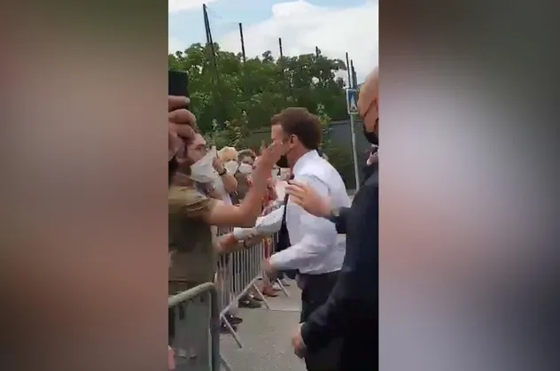 Fransa Cumhurbaşkanı Macron'a şok! Selamlaşmaya gitti tokadı yedi