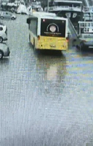İETT otobüsü dev dalgaların arasında kaldı camları kırıldı! O anlar kamerada