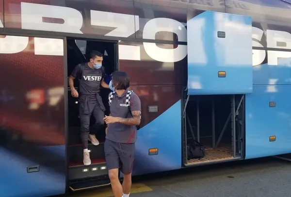 super-lig-lideri-trabzonspor-izmirde-iste-goztepe-karsisina-cikacak-muhtemel-11i-1634910337992.jpg Süper Lig lideri Trabzonspor, İzmir'de! İşte Göztepe karşısına çıkacak muhtemel 11'i...-3