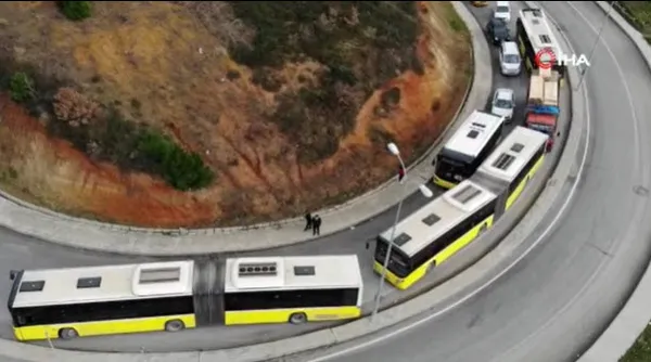 son-dakika-istanbul-arnavutkoyde-iett-otobusleri-arizalandi-trafik-kilitlendi-1642242416384.jpg