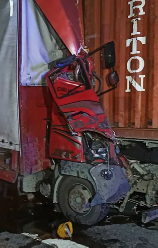 Düzce'de korkunç kaza! Kamyonun halini görenler gözlerine inanamadı: 1 ölü