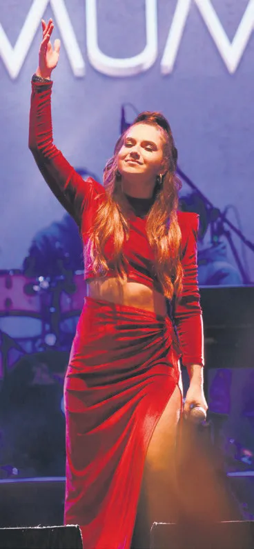 sahne-samarin-1641151486831.jpg Aşka geldiler! Özcan Deniz İranlı sevgilisi Samar Dadgar'a bakarak şarkılarını seslendirdi.-13