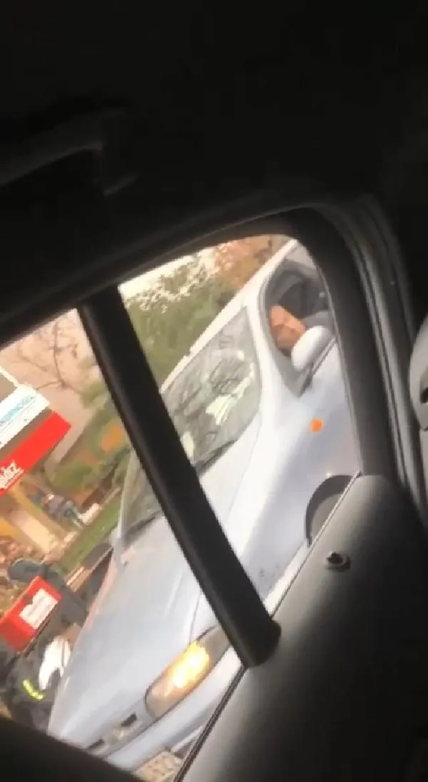 Kadıköy'de trafikte kasklı dehşet! Motosiklet sürücüsü trafikte kendisini sıkıştıran sürücüye saldırdı-5