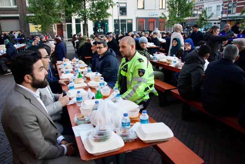 Hollanda'da "Cami Meydanı"nda sokak iftarı - 3
