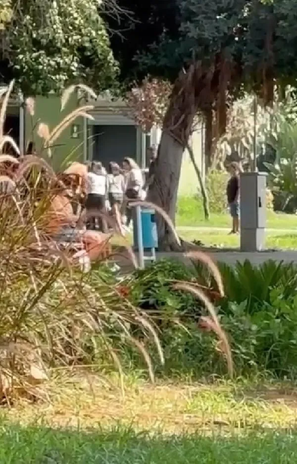 kadinlarin-kavgasi-kamerada-sokak-ortasinda-sac-saca-bas-basa-1693214146589.jpeg Kadınların kavgası kamerada... Sokak ortasında saç saça baş başa!-3
