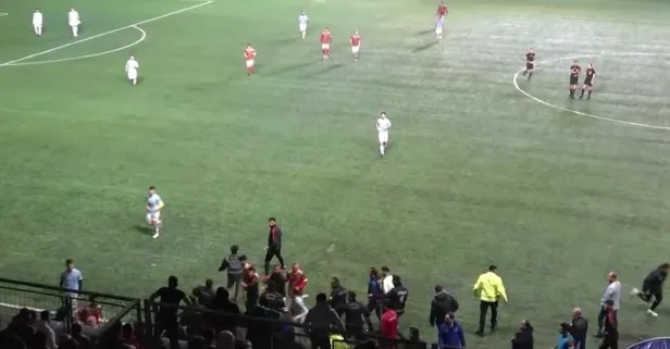 Amatör lig maçında saha ringe döndü! Yabancı maddeler sahaya atıldı | Yabancı maddeler sahaya atıldı