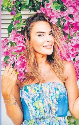 Güzel sunucu Özlem Yıldız sakızdan çıkan falıyla espri konusu oldu