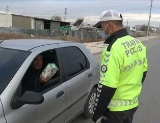 Maskesiz yakalanınca polise maske ikram etti