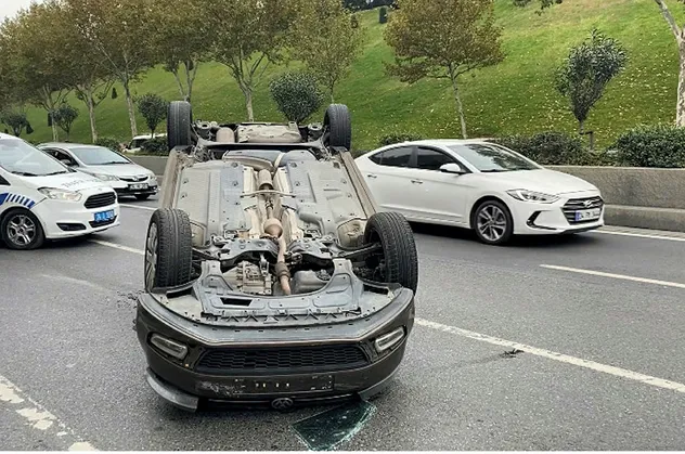 Esenler'de bir tuhaf olay! Otomobille takla attı sağlık ekipleriyle tartıştı!