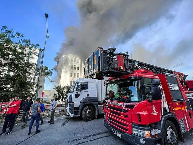 Başakşehir İkitelli Organize Sanayi Bölgesinde yangın! 8 kişi kurtarıldı-3