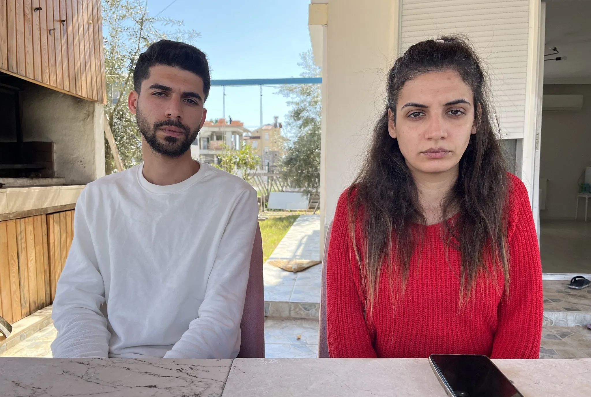 Depremde kaybolan görme engelli babalarını arıyorlar