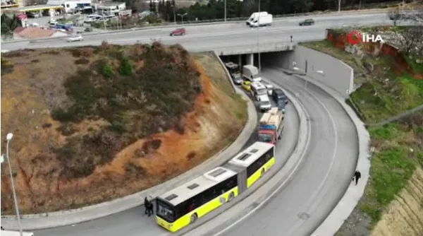 son-dakika-istanbul-arnavutkoyde-iett-otobusleri-arizalandi-trafik-kilitlendi-1642242465324.jpg