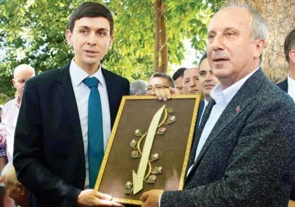 Muharrem İnce hediye edilen Elif tablosunu ters tuttu-1