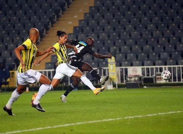 fenerbahce-besiktas-derbisinde-vincent-aboubakar-sov-fenerbahceyi-boyle-avladi-1606668145599.jpeg Fenerbahçe-Beşiktaş derbisinde Vincent Aboubakar şov! Fenerbahçe'yi böyle avladı...-3