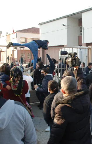 İzmir'de okulda taciz iddiası ortalığı karıştırdı! Veliler ayağa kalktı