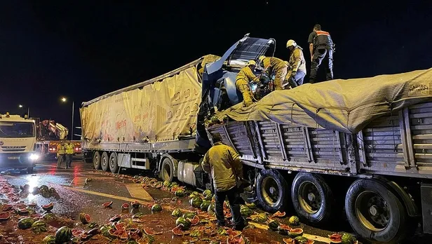 Kuzey Marmara Otoyolu’nda feci kaza! İki tırın çarpışması sonucu 1 kişi öldü-4
