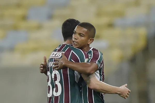 fenerbahcede-stoper-operasyonu-suruyor-henrique-tamam-nino-yolda-1658742387785.jpg Fenerbahçe'de stoper operasyonu sürüyor! Henrique tamam, Nino yolda-5