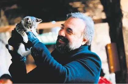 Eşkiya Dünyaya Hükümdar Olmaz'ın sevilen oyuncusu Oktay Kaynarca sevimli kediyle fotoğrafını paylaştı-1