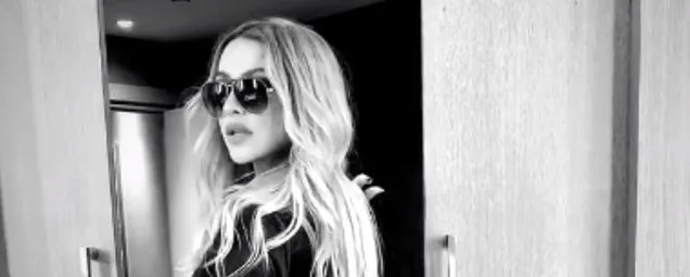 Hadise Instagram paylaşımlarıyla kendisini iyice ayağa düşürdü! Ayna önünde mayosuyla dans edip...