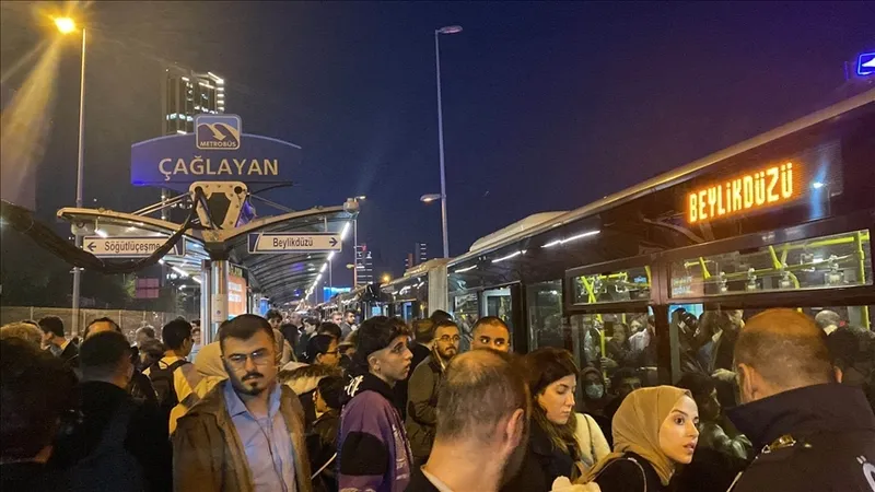 Son dakika: İstanbul Mecidiyeköy metrobüs durağında sapık! Genç kızın etek altını çekerken yakalandı telefonunda onlarca kadının görüntüsü çıktı-5