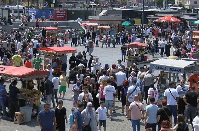 Eminönü'nde vapur kuyruğu! Binlerce kişi akın etti