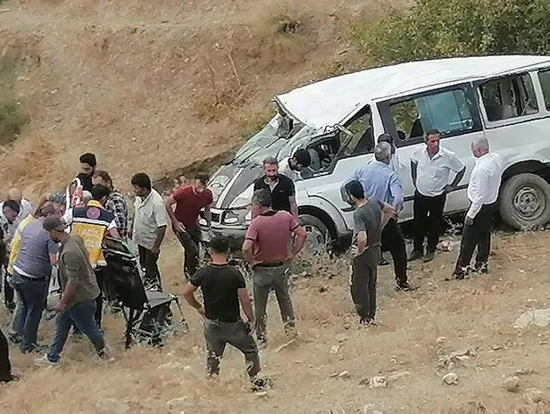 batmanda-kaza-iscileri-tasiyan-midibus-ucuruma-yuvarlandi-1664986307708.jpeg Batman'da kaza! İşçileri taşıyan midibüs uçuruma yuvarlandı-4