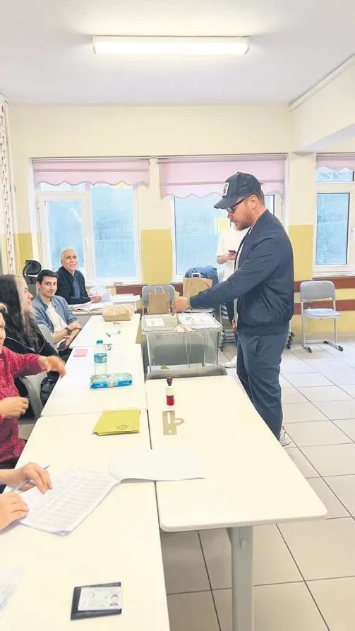 unluler-sandik-basinda-secimini-yapti-1685305090152.jpeg İkinci kez sandık başına giden ünlüler seçimini yaptı: İşte sosyal medyadan sandık fotoğraflarını paylaşan ünlüler...-8