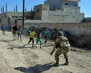 Mehmetçik, Rasulayndaki çocuklara destek için futbol oyunlarına eşlik etti