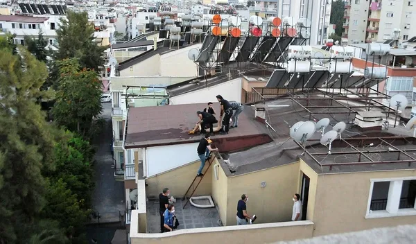 Antalya'da yürekleri ağza getiren olay! 4 katlı apartmanın çatısına çıkıp...-2