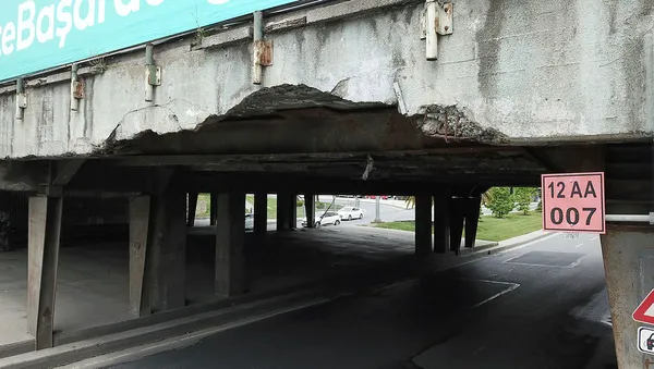 1591194635914.jpg Her gün binlerce insan ve araç geçiyor! İstanbul'un göbeğinde korku tüneli-3