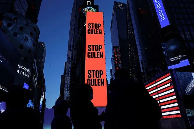 Times Meydanı'nda "Stop Gülen" ilanı! FETÖ'nün karanlık yüzü afişe edildi