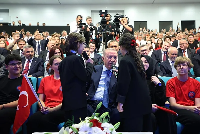 baskan-erdoganin-cocuklarin-soyledigi-cayelinden-oteye-turkusune-eslik-etti-1789403924866.jpeg Başkan Erdoğan’ın çocukların söylediği Çayeli'nden Öteye türküsüne eşlik etti-5