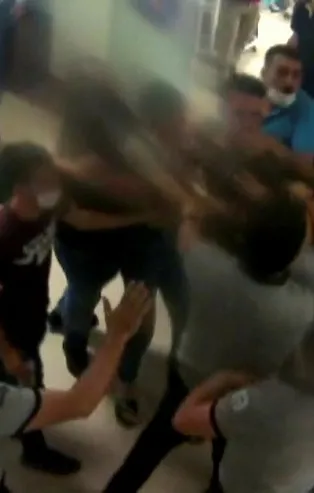 Kahramanmaraş'ta hayatını kaybeden hastanın yakınları güvenlik görevlilerine saldırdı