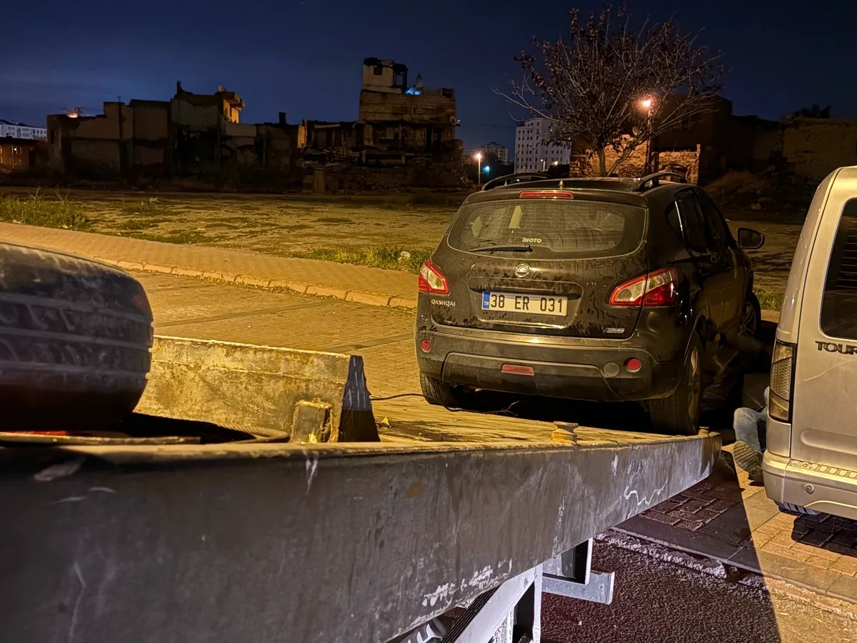Aracı otoparka çekildi. (Foto: İHA)