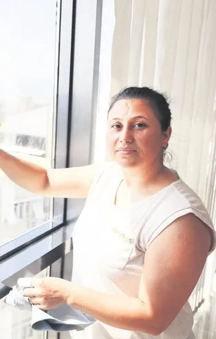 5 kez sildiği camı beğenmeyen ev sahibini şikâyet etti!