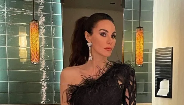 Defne Samyeli sahnede eteğini çıkardı! Seyirciler bakın ne tepki verdi