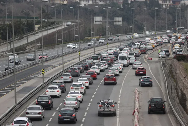 son-dakika-istanbul-trafik-durumu-kisitlama-kalkti-trafik-yogunlugu-yuzde-70e-dayandi-1615030953335.jpg