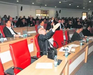 CHP yine ağaç devirdi