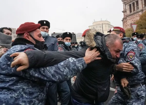 Azerbaycan Zafer Günü’nü kutlarken Ermenistan’da ortalık karıştı-2