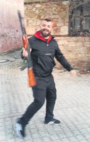 Antalya'da mahalle halkının korktuğu silahlı gençler, dizi oyuncuları çıktı