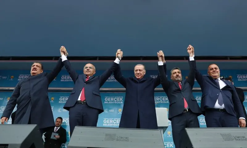 Başkan Erdoğan, Malatya Büyükşehir Belediye Başkanı Selahattin Gürkan, AK Parti Malatya Büyükşehir Belediye Başkan adayı Sami Er ve ilçe belediye başkan adayları ile vatandaşları selamladı.