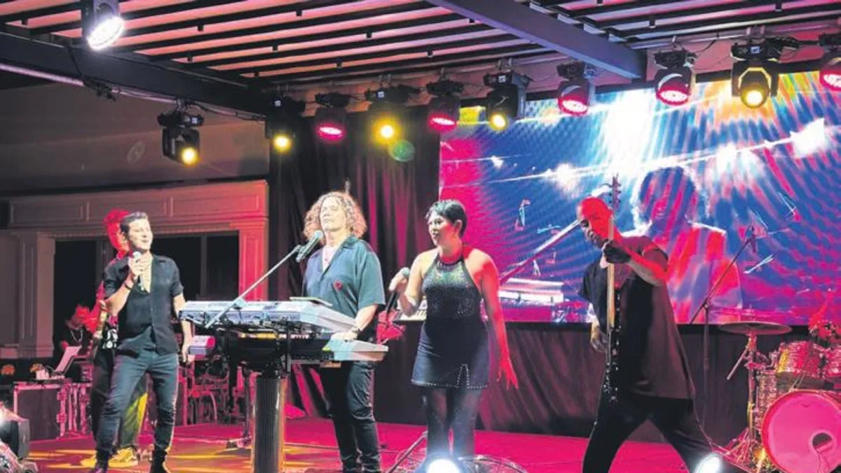 İskender Paydaş, Bodrum'un gözde mekanlarından birinde konser verdi