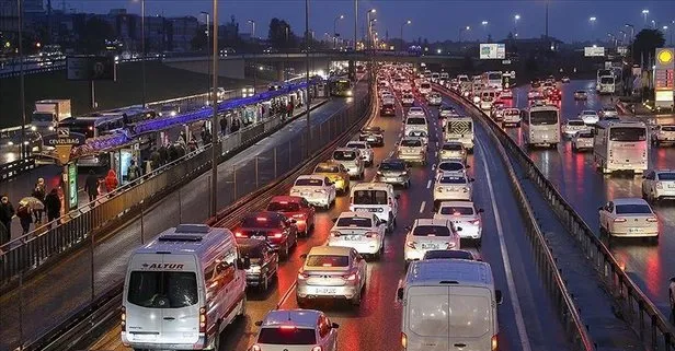 İstanbul’da olumsuz hava hayatı durma noktasına getirdi! Trafik yoğunluk yüzde 85’i buldu