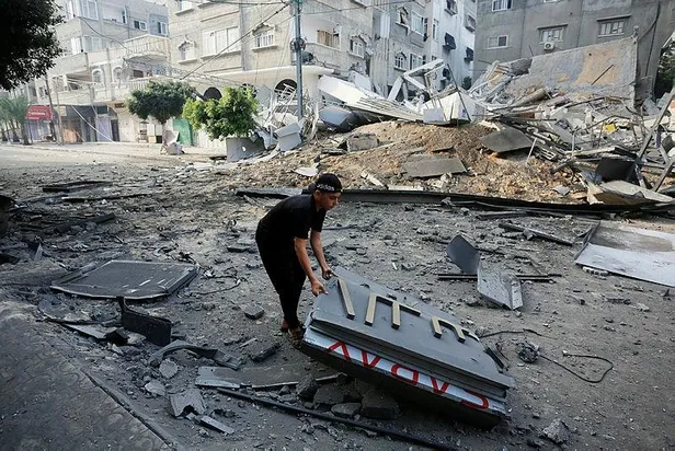 israil-sivil-yerlesim-yerlerini-vuruyor-gazze-seridine-kanli-saldiri-3-ev-2-cami-ve-bir-radyo-merkezini-hedef-1696766527900.jpeg İsrail sivil yerleşim yerlerini vuruyor! Gazze Şeridi'ne kanlı saldırı: 3 ev, 2 cami ve bir radyo merkezi hedef alındı-4