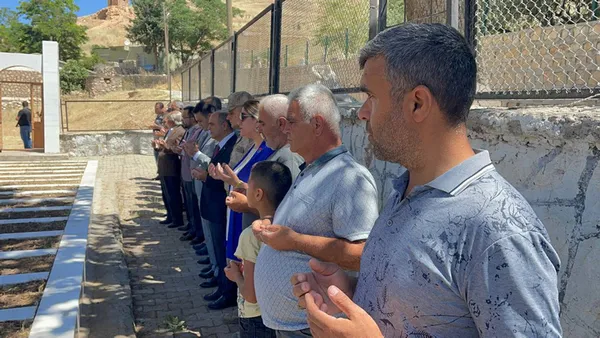 alcak-teror-orgutu-pkknin-mardin-omerlide-35-yil-once-katlettigi-16si-cocuk-8i-kadin-30-sivil-anildi-1655729424495.jpg Alçak terör örgütü PKK'nın Mardin Ömerli'de 35 yıl önce katlettiği 16'sı çocuk 8i kadın 30 sivil anıldı-5