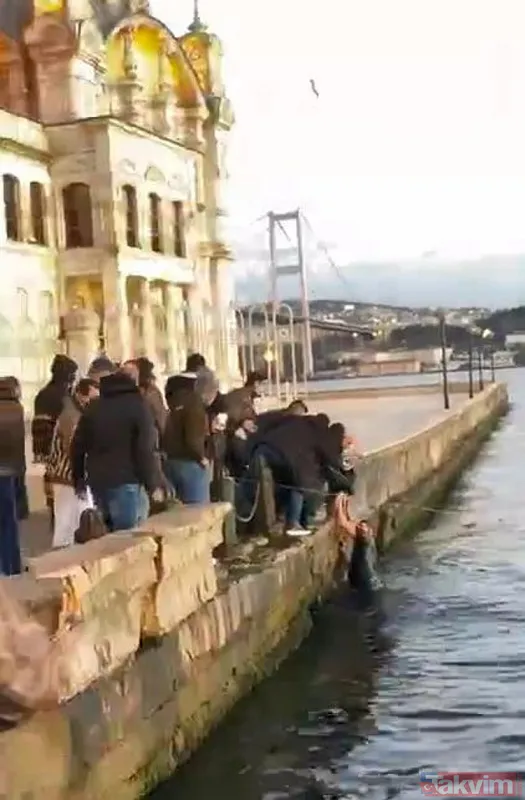 Özel Harekat polisi İstanbul Boğazı'na atlayıp turisti kurtardı - 8