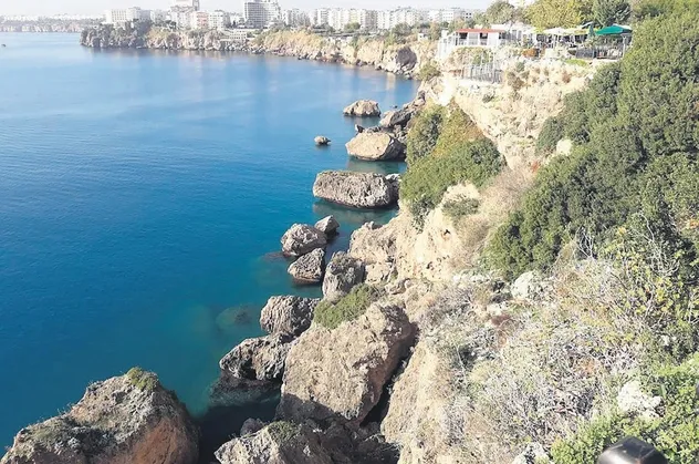 Antalya'da talihsiz olay! Balık tuttan eşini kayalıklardan izlerken denize düşerek dalgalar arasında boğuldu