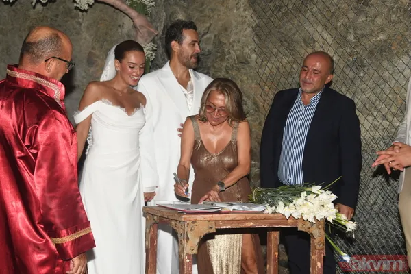 YÜZ ESTETİĞİ OLDU MU? Oyuncu, "Yüzümde hiçbir estetik müdahale yok, mimiklerimi mesleğim gereği kullanmak zorundayım" diyerek cerrahi işlemleri kesin bir...