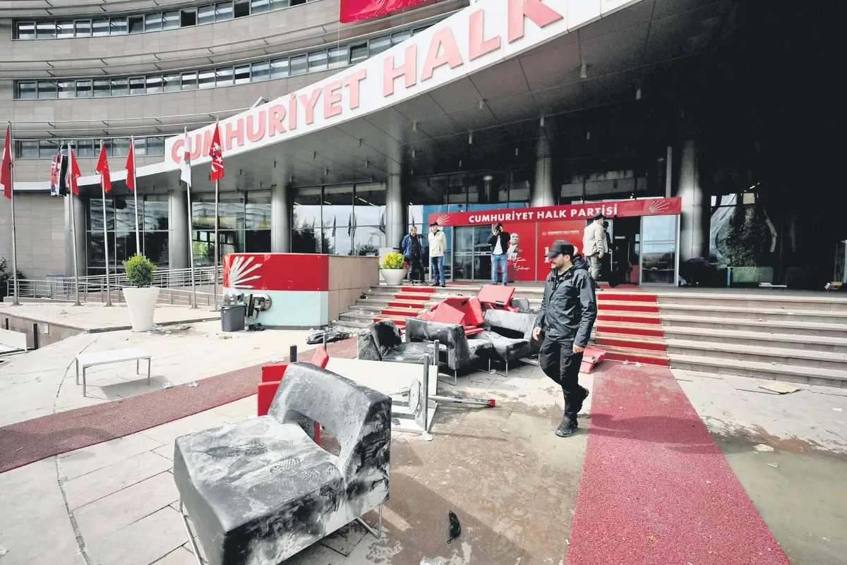 chpden-yeni-partiye-hirsizlik-suclamasi-akuler-kayip-araclar-kullanilamaz-halde-1788505118533.jpeg CHP'ye vurgunun YENİ adresi garaj! aküler kayıp, motorlar bozuk-2