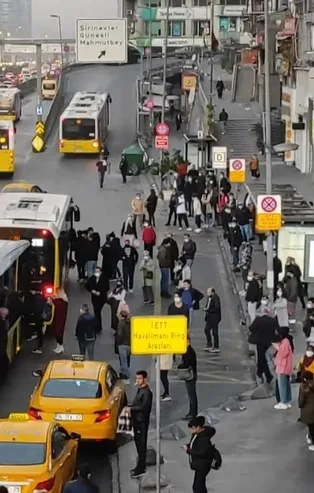 İstanbul'da ulaşım çilesi bitmiyor! Haftanın son iş gününde duraklarda ve trafikte yoğunluk